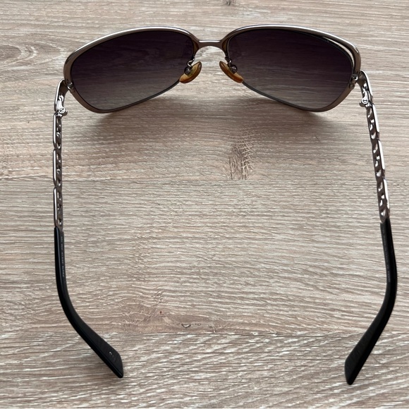 Fendi Black Sunglasses with Sleek Design - Picture 6 of 8